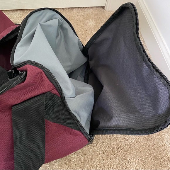 nike maroon duffle bag